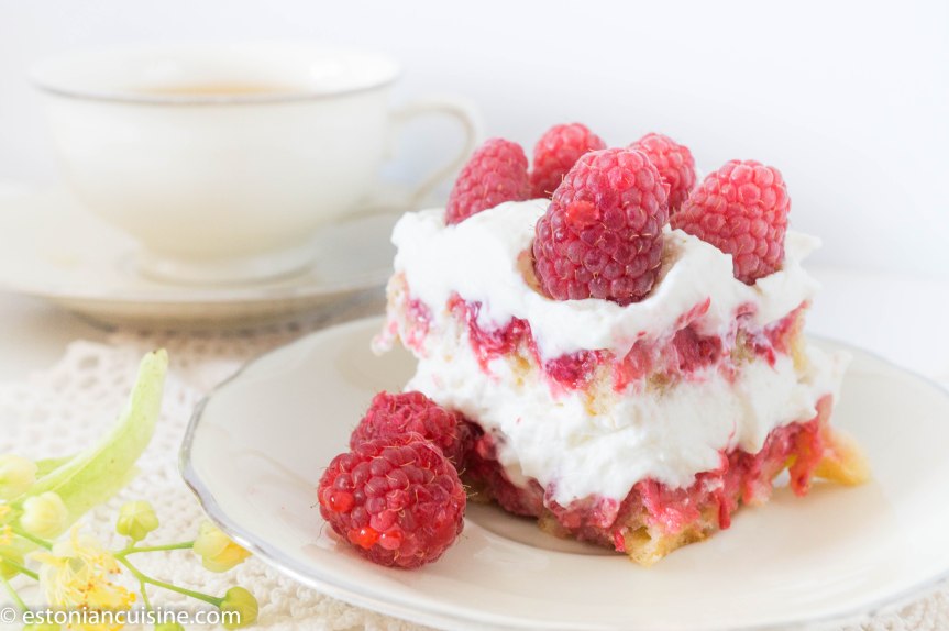 kodujuustu vaarikakook1(9)